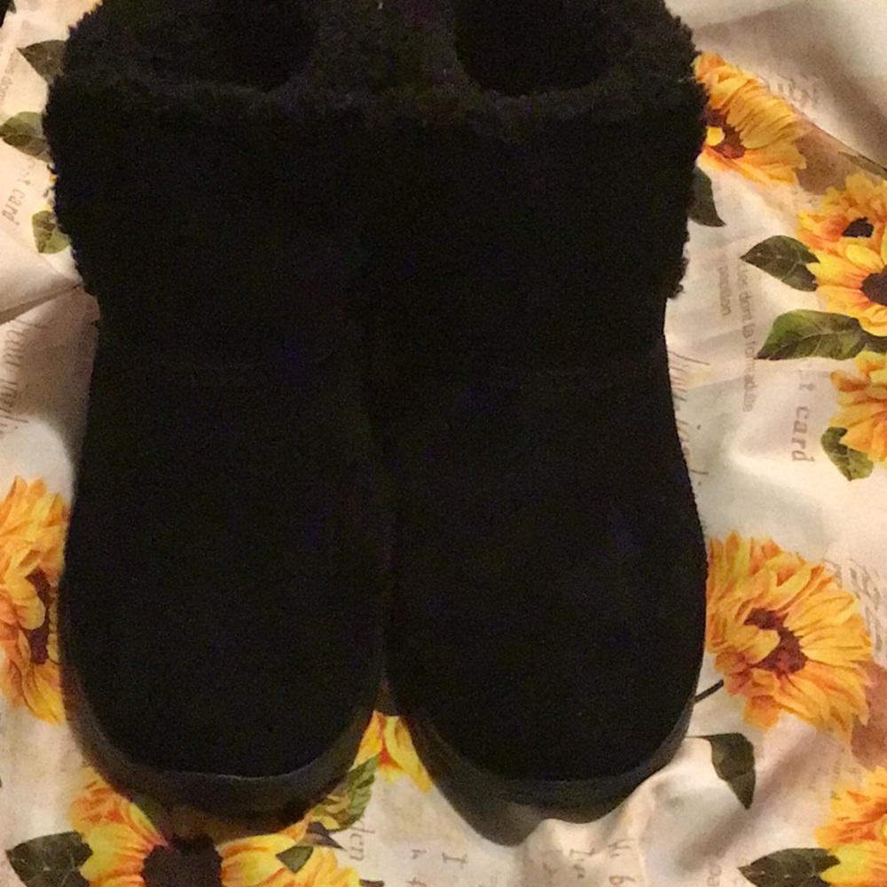 New without tags Skechers Black Fur. Lined Memory Foam Ankle Boots Size 9M